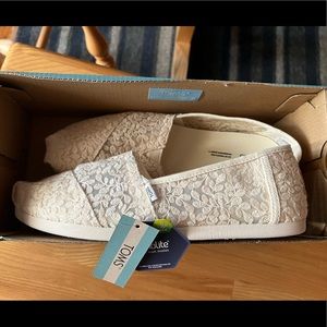 NWT! White Lace Toms, size 9.5, wedding Toms